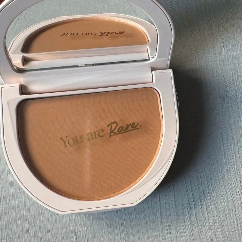 NWT Rare Beauty by Selena Gomez Tinted Pressed Finishing Powder in Buff